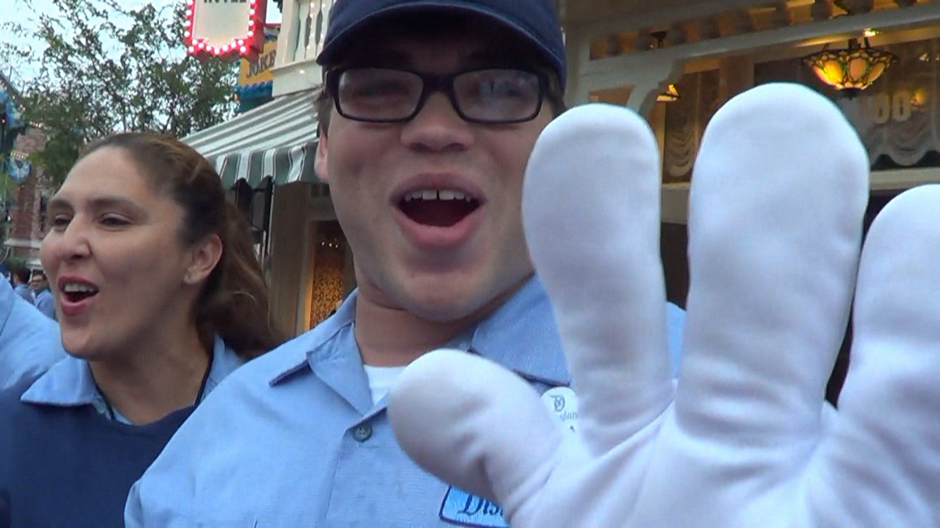 04 Disneyland - High 5s from Cast Members